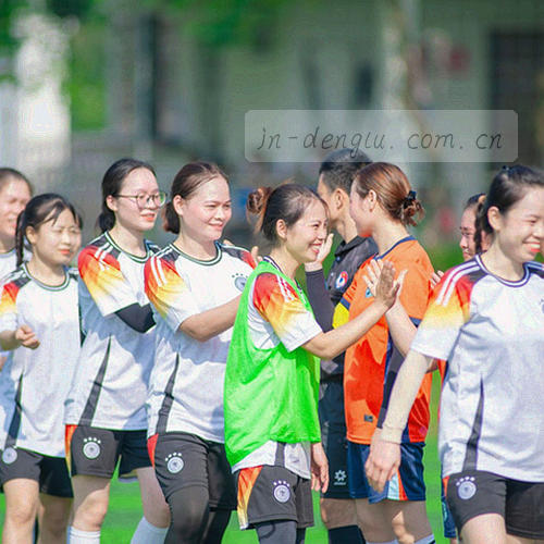 客服耳机与信封的抽象组合图形